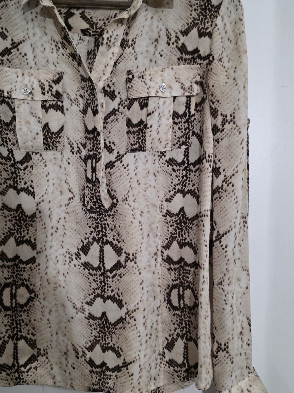 White House Black Market 100% Silk Snakeskin Print Blouse Size 4 - Picture 5 of 11